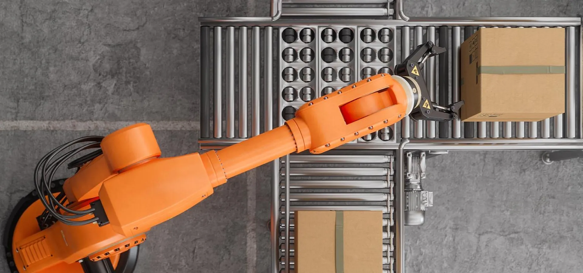 Robot công nghiệp đang gắp thùng hàng trên băng chuyền